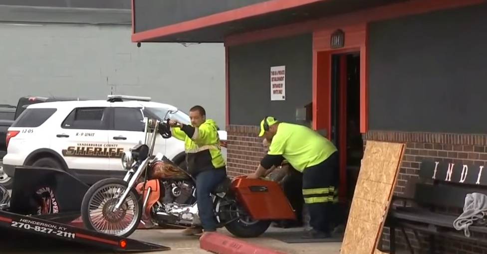 Agents raid the Grim Reapers Motorcycle Club in Indiana in 2019 (Screenshot from ABC Evansville, Indiana affiliate WEHT WTVW)