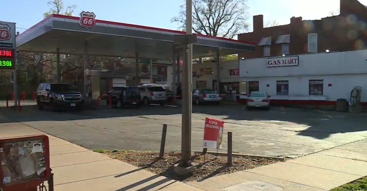 Cinco jóvenes secuestraron a otro a punta de pistola en esta gasolinera Phillips 66 en St. Louis, Missouri, dijo la policía.  (Captura de pantalla: KTVI)