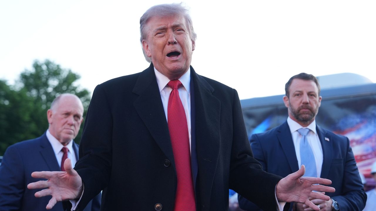 Donald Trump flanked by Tom Homan and Markwayne Mullin