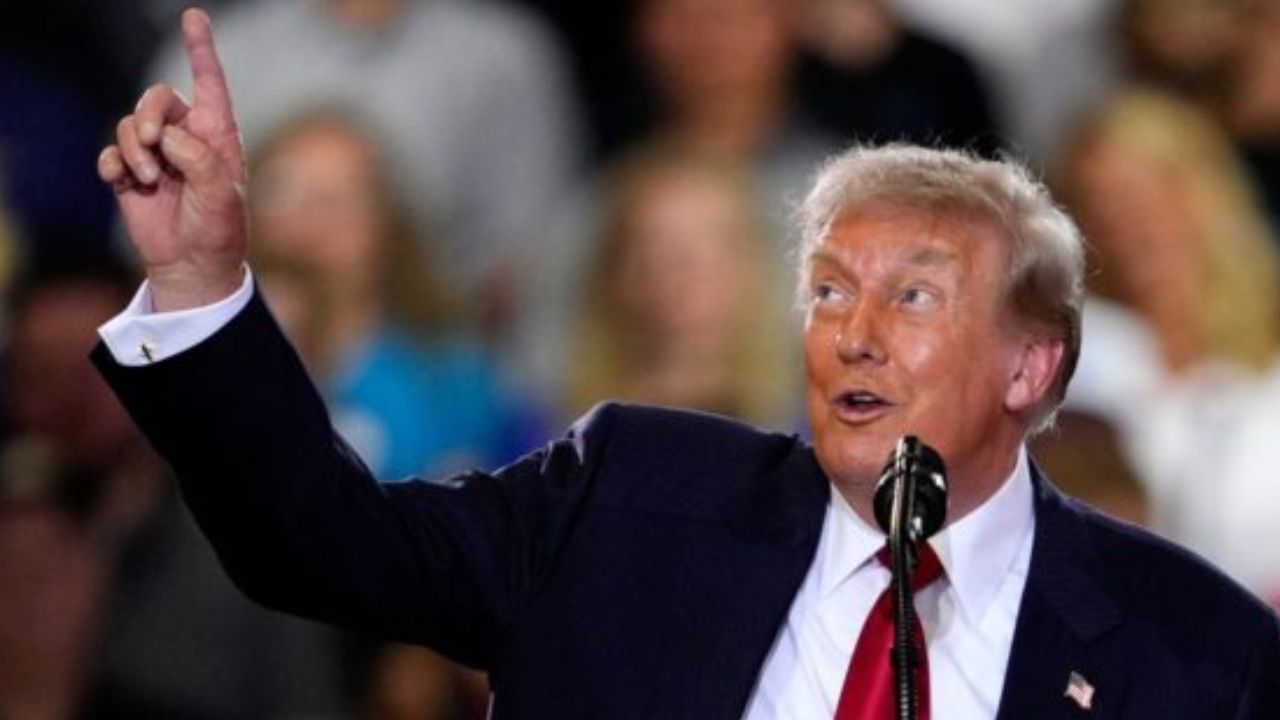 Donald Trump pointing in the air